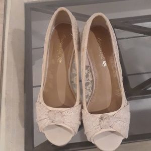 American Eagle Lace embroidered cream Color Heels